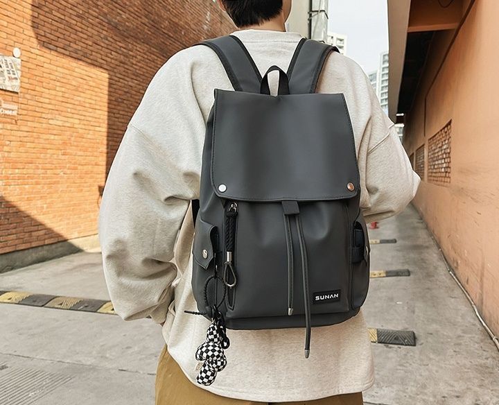  軽量フラップ付きシンプルデザインリュックサック