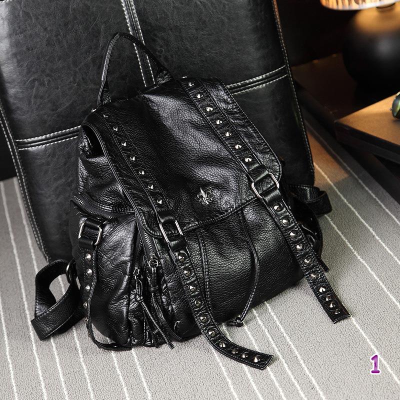 黒革スタッズ付きレディースリュック普段使いかばん