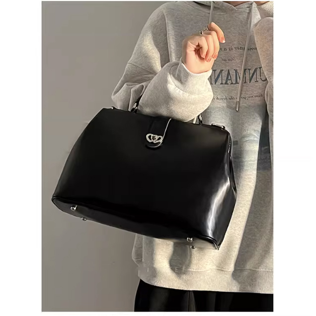 レディースリュック 旅行に最適な上品合成皮革三通り背負い鞄