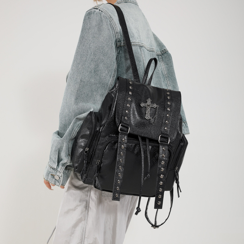普段使いレディースリュック 十字架スタッズ付き大容量かばん