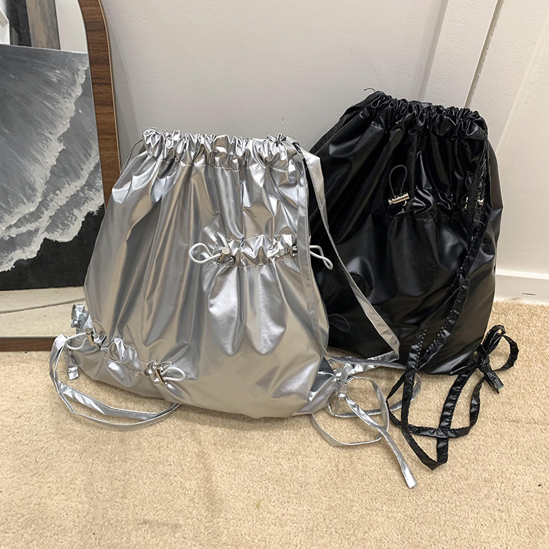 レディースリュック 2025新作 光沢巾着リュック 普段使い 2色展開