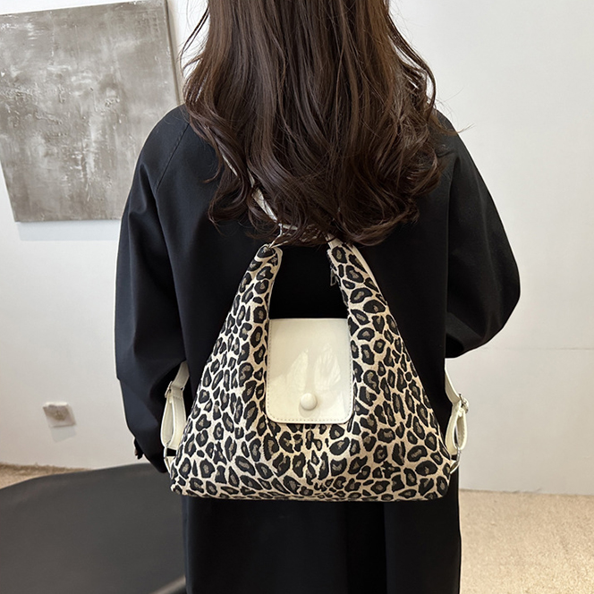 ヒョウ柄二通り使いレディースリュック普段使いにぴったり