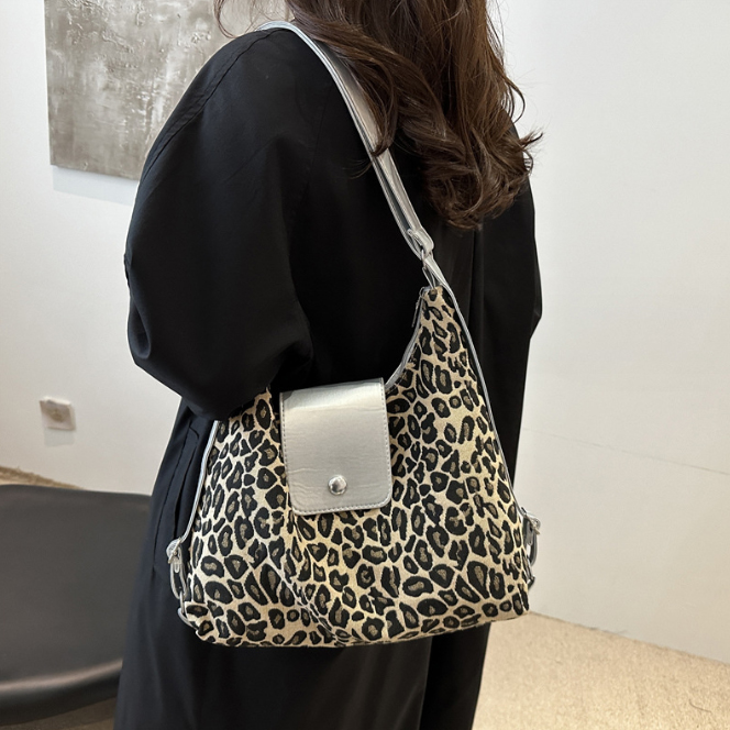 ヒョウ柄二通り使いレディースリュック普段使いにぴったり