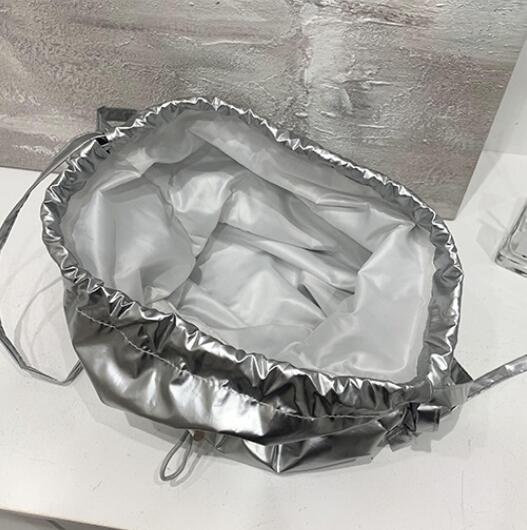 レディースリュック 2025新作 光沢巾着リュック 普段使い 2色展開