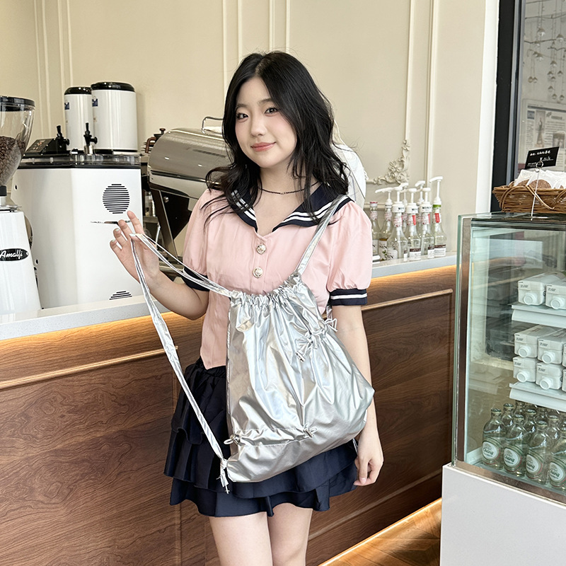 レディースリュック 2025新作 光沢巾着リュック 普段使い 2色展開