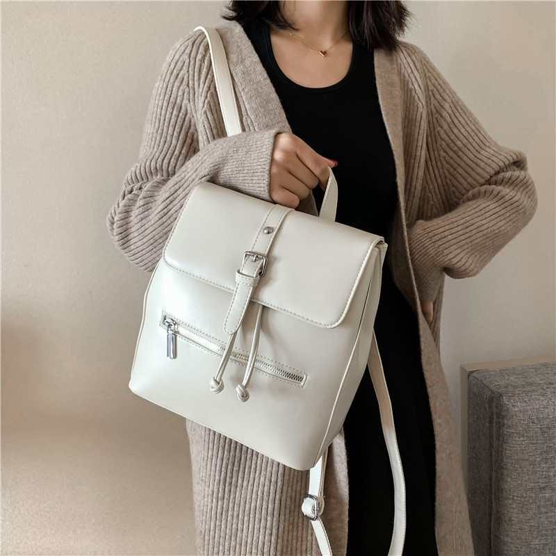 レディースリュック 上品なバックル付きフラップ