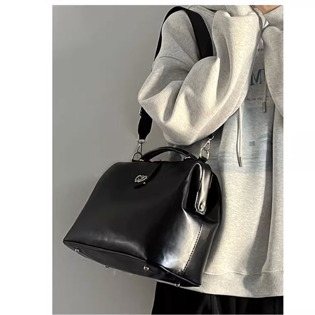 レディースリュック 旅行に最適な上品合成皮革三通り背負い鞄