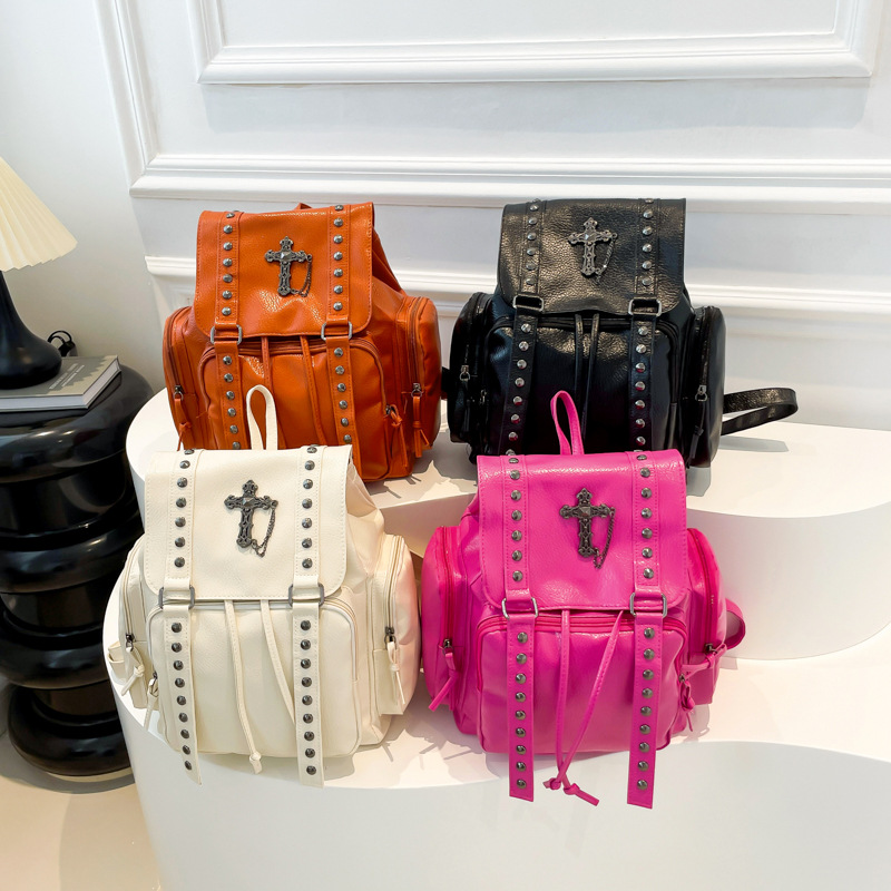 普段使いレディースリュック 十字架スタッズ付き大容量かばん