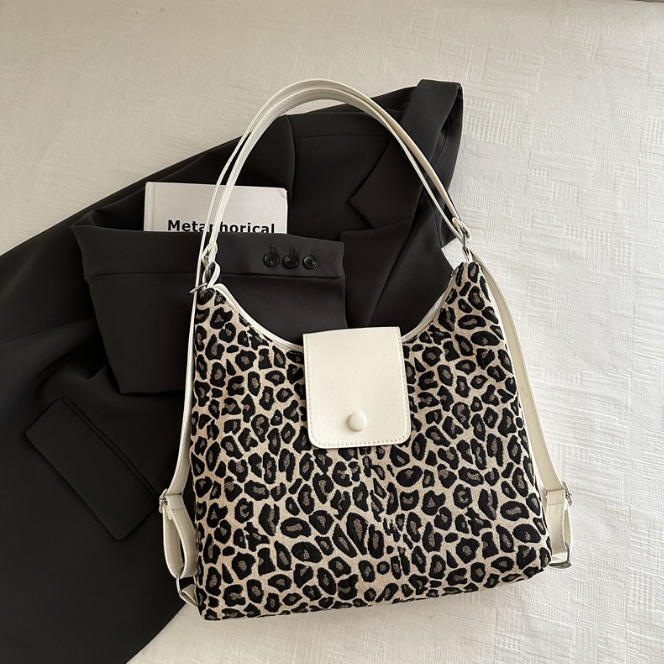 ヒョウ柄二通り使いレディースリュック普段使いにぴったり