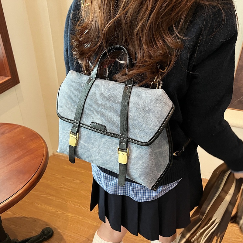ヴィンテージ風フラップ金具付き帆布レディースリュック
