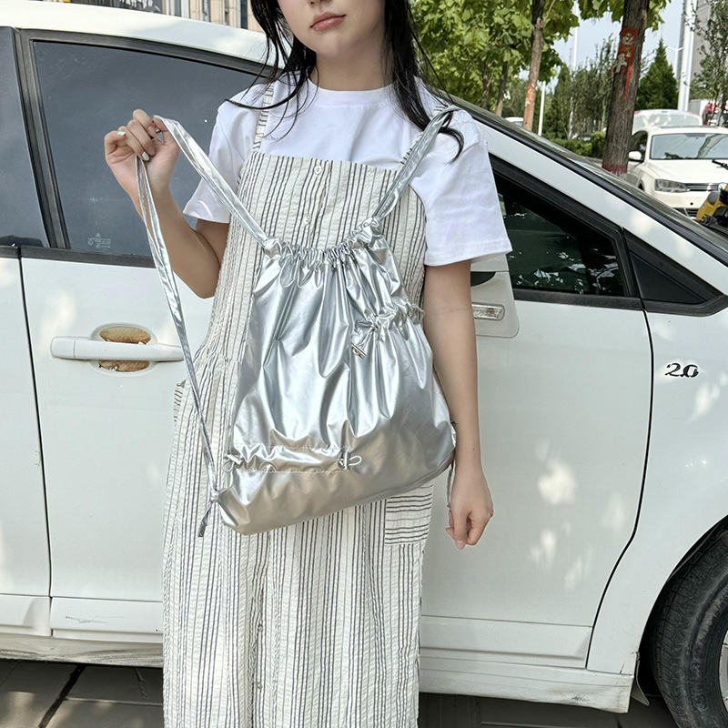 レディースリュック 2025新作 光沢巾着リュック 普段使い 2色展開