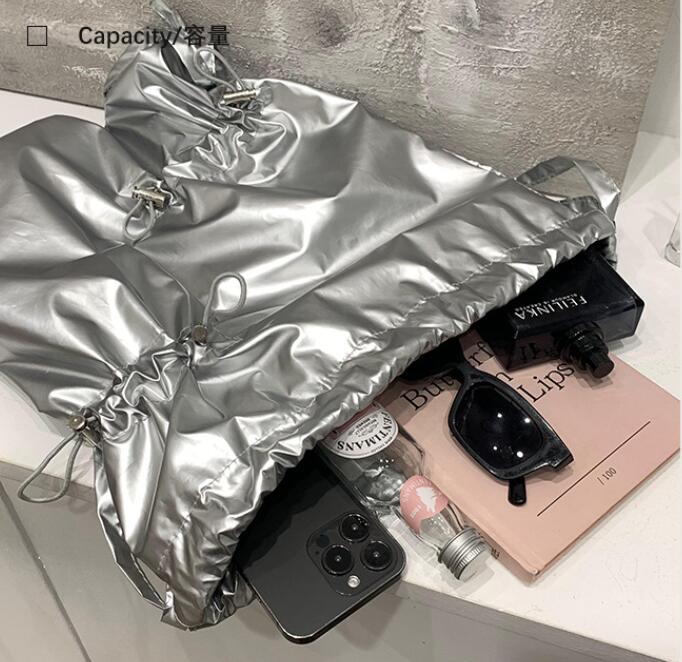 レディースリュック 2025新作 光沢巾着リュック 普段使い 2色展開