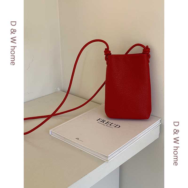 アクセントカラーになる赤いサコッシュ5選