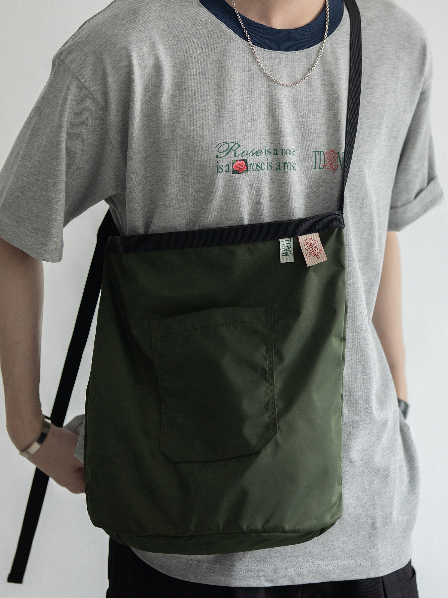 シンプル円筒形ナイロンサコッシュ