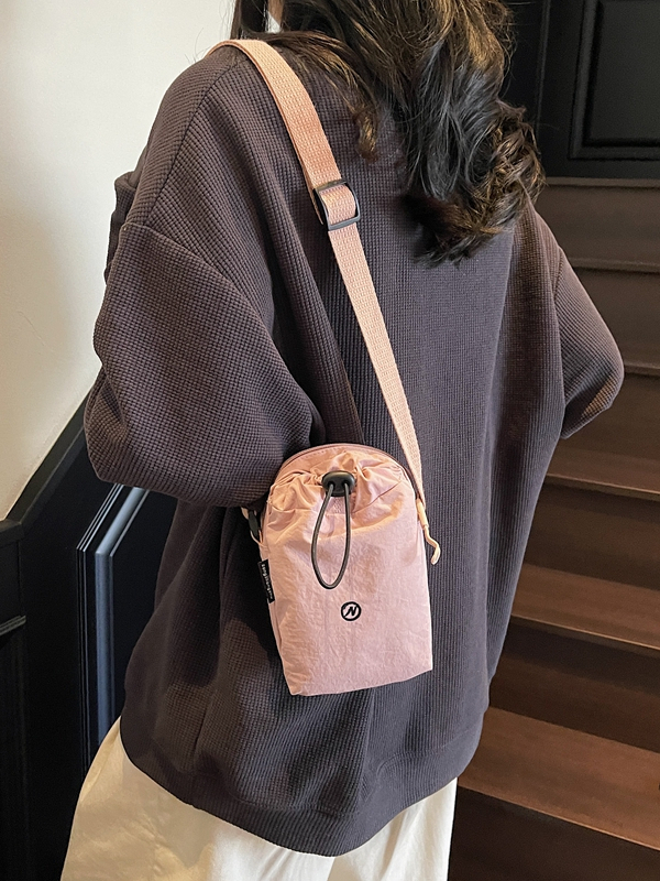 軽量巾着型ナイロンミニサコッシュ