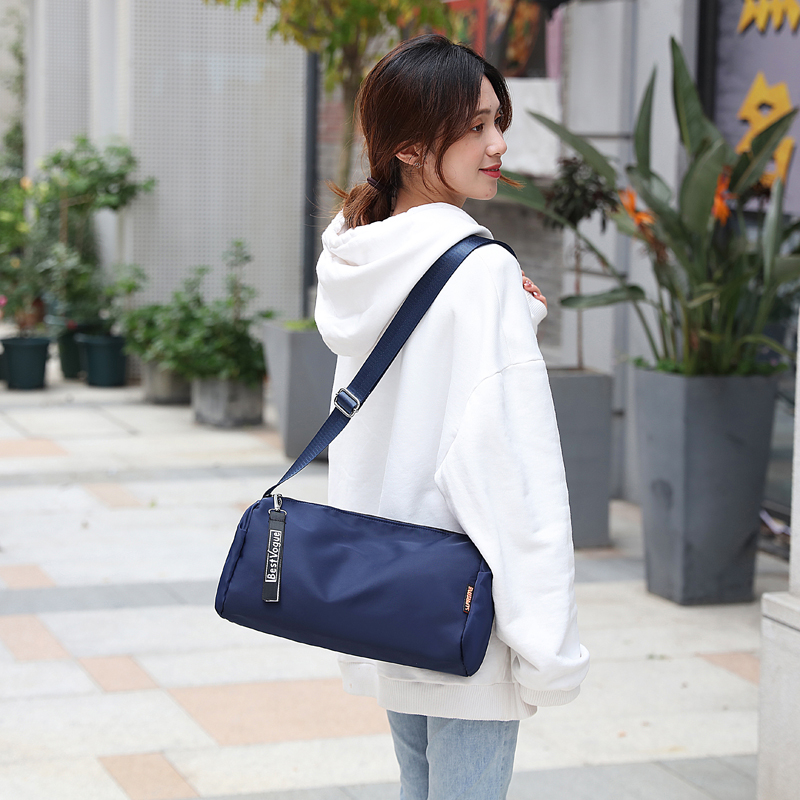 シンプル筒型ナイロンサコッシュ