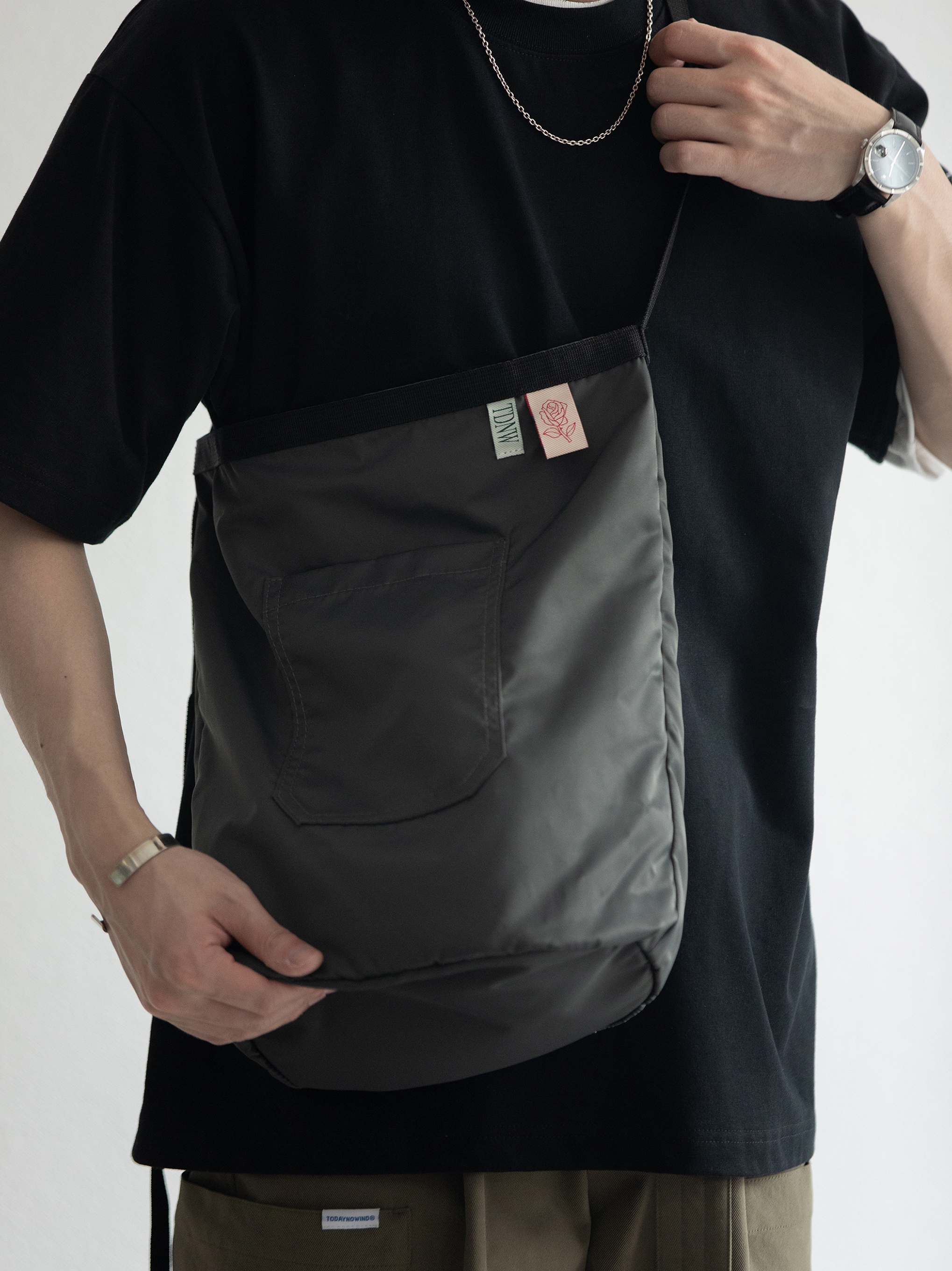 シンプル円筒形ナイロンサコッシュ