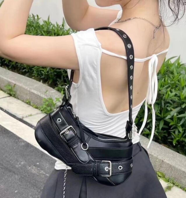黒革調レザーサコッシュ バックル付きショルダーバッグ