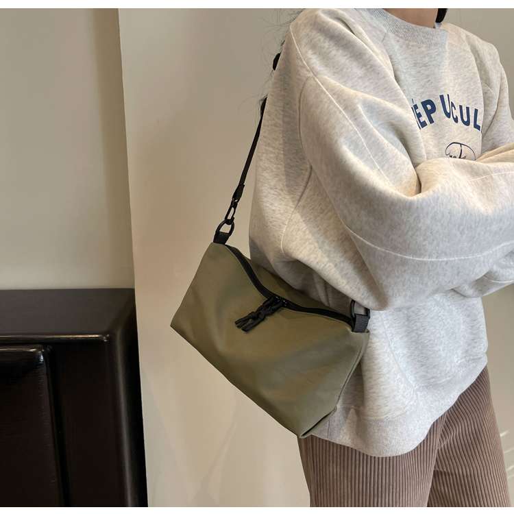 軽量サコッシュバッグ