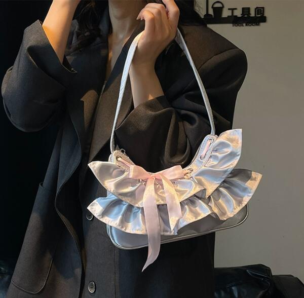 ナイロン製フリル付きショルダーサコッシュ