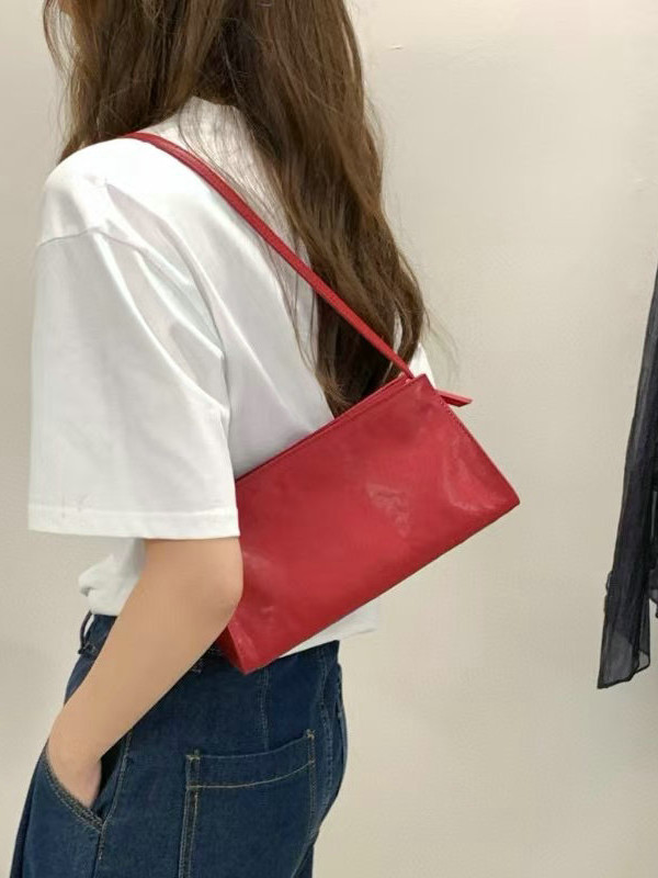 サコッシュ 上質革のスリムサコッシュ