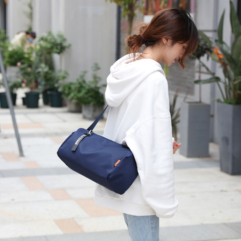 シンプル筒型ナイロンサコッシュ