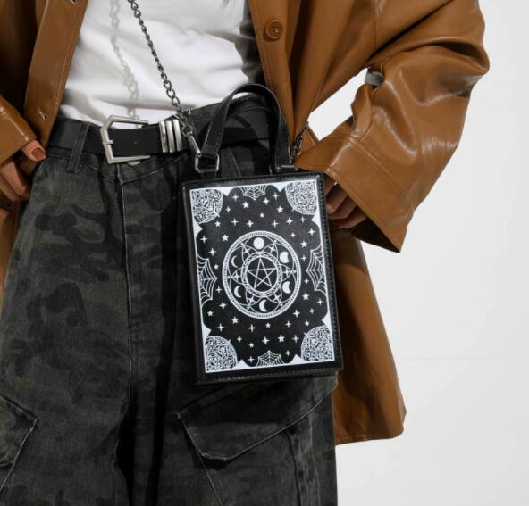 神秘的デザイン レザーサコッシュ 斜めがけ 手提げ鞄