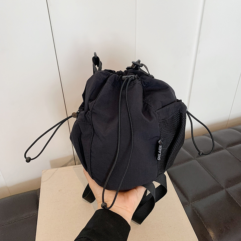 軽量ナイロン巾着ミニサコッシュ
