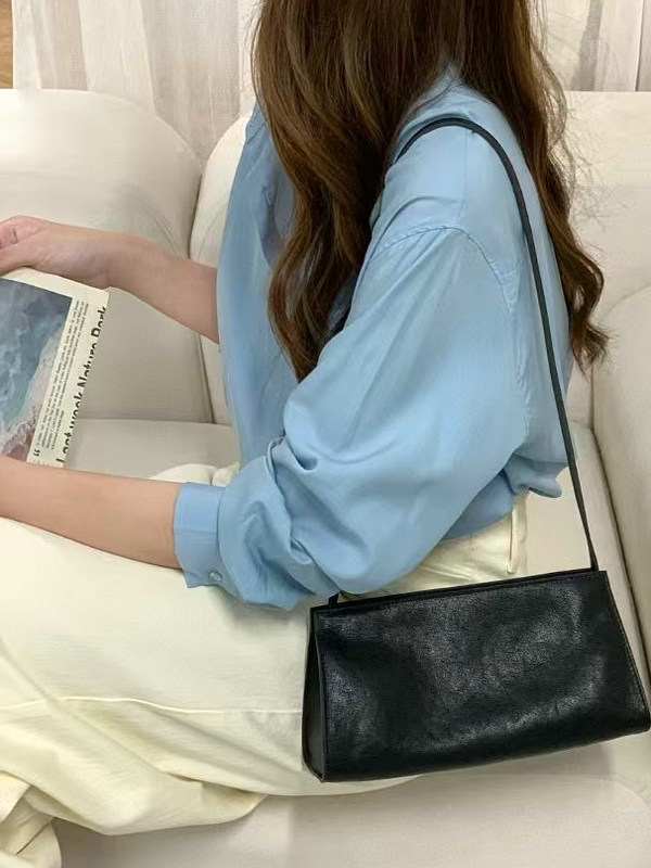 サコッシュ 上質革のスリムサコッシュ