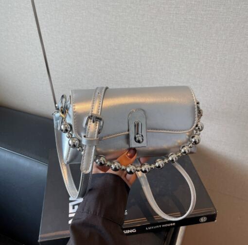 レザーサコッシュ チェーン付き 斜めがけ ショルダーバッグ