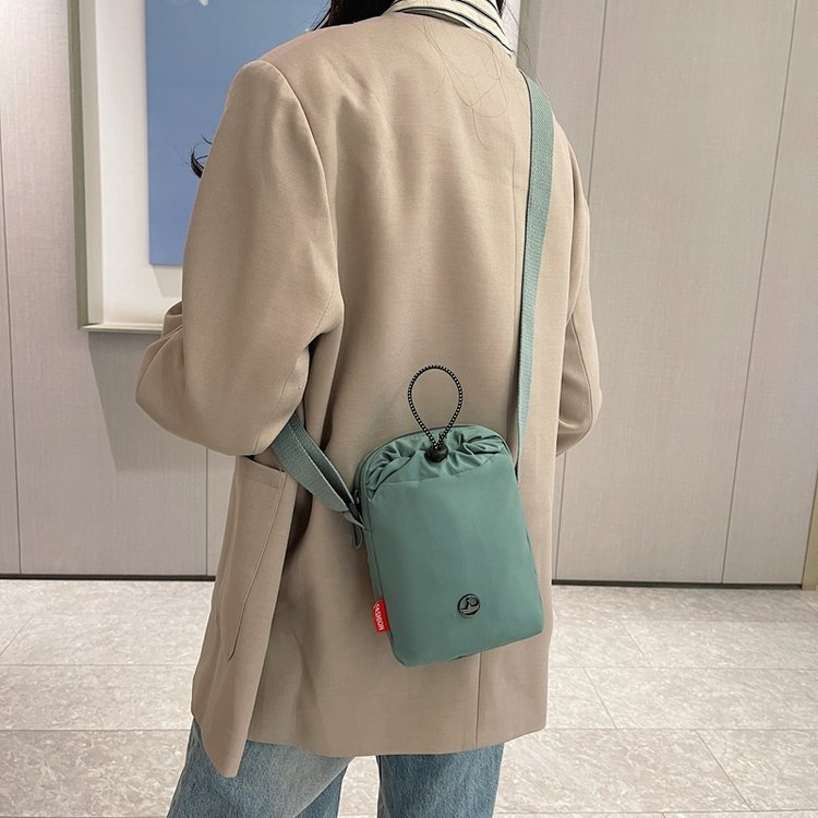 水筒収納ポケット付きナイロンサコッシュ