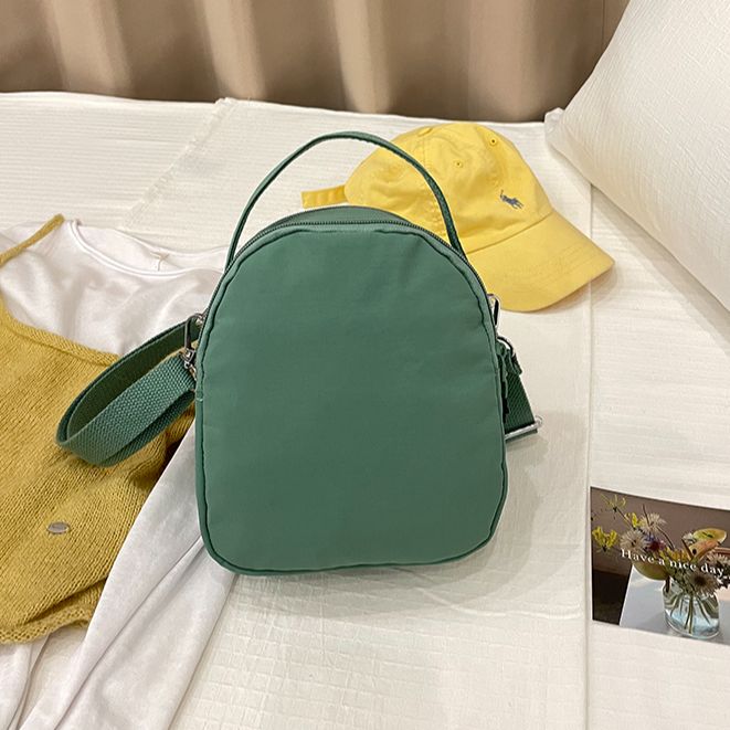 ミニマルデザインナイロンサコッシュ