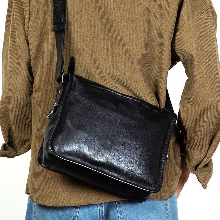 シンプル上質レザーサコッシュ