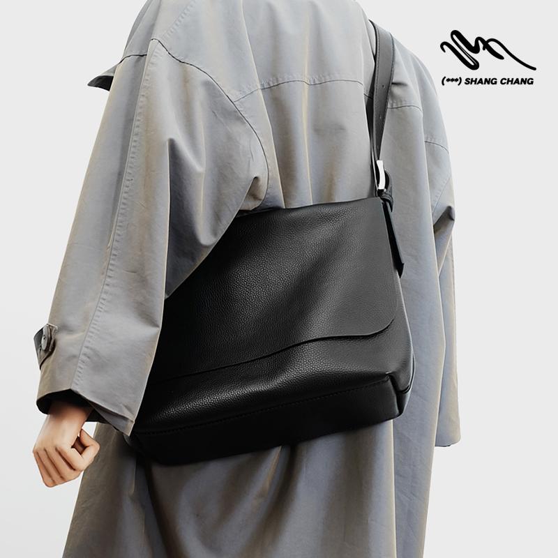 シンプル上質レザーサコッシュ