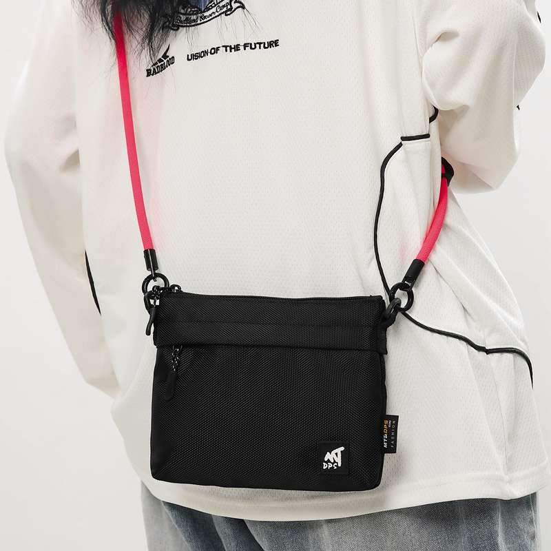 未来型サコッシュバッグ