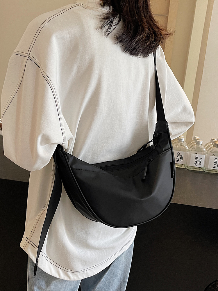 大容量三日月型防水サコッシュバッグ