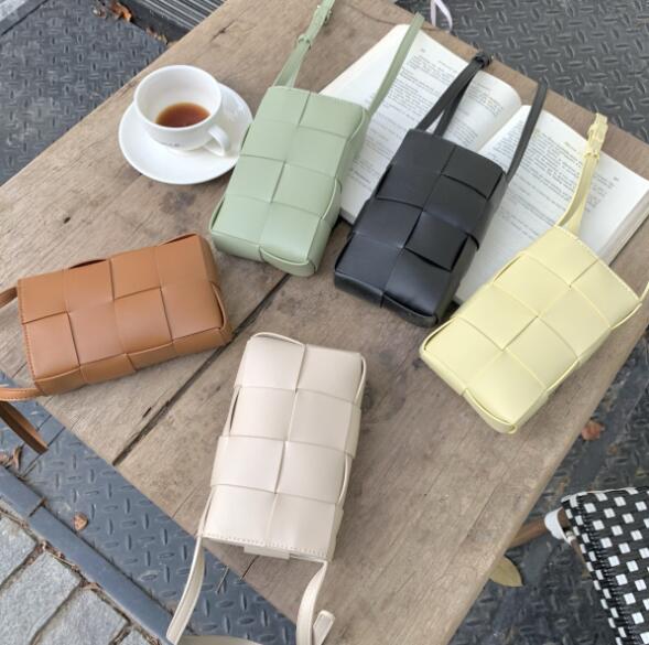 編み込み レザーサコッシュ 斜めがけ ショルダーバッグ