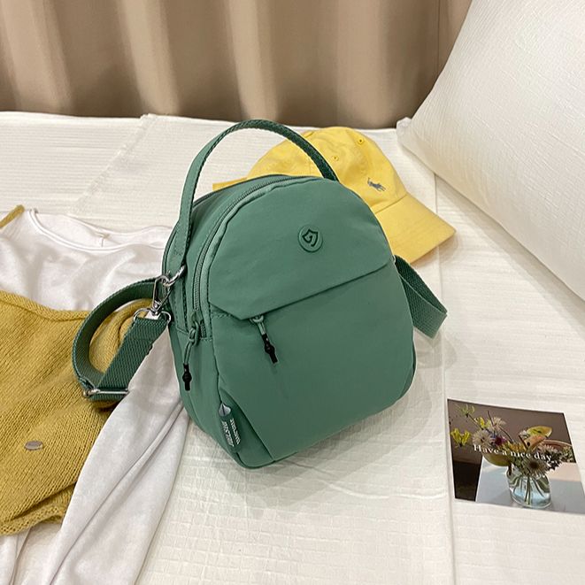 ミニマルデザインナイロンサコッシュ