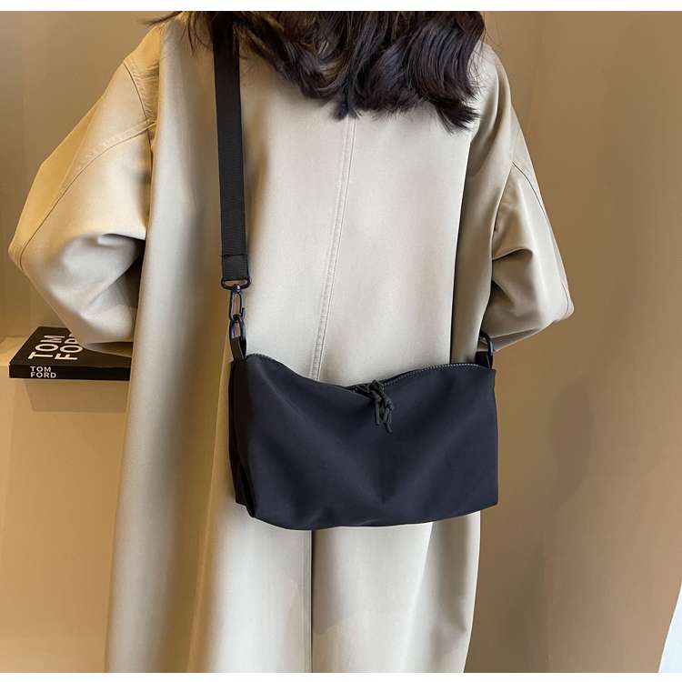 軽量サコッシュバッグ