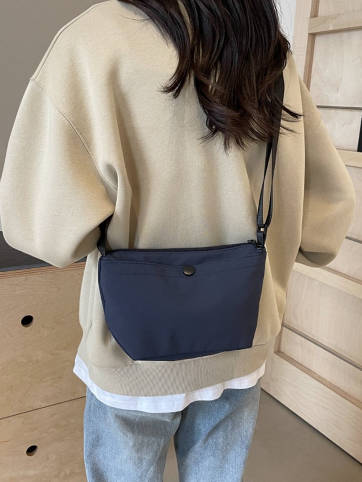 軽量ナイロンミニサコッシュ スマホポケット付き