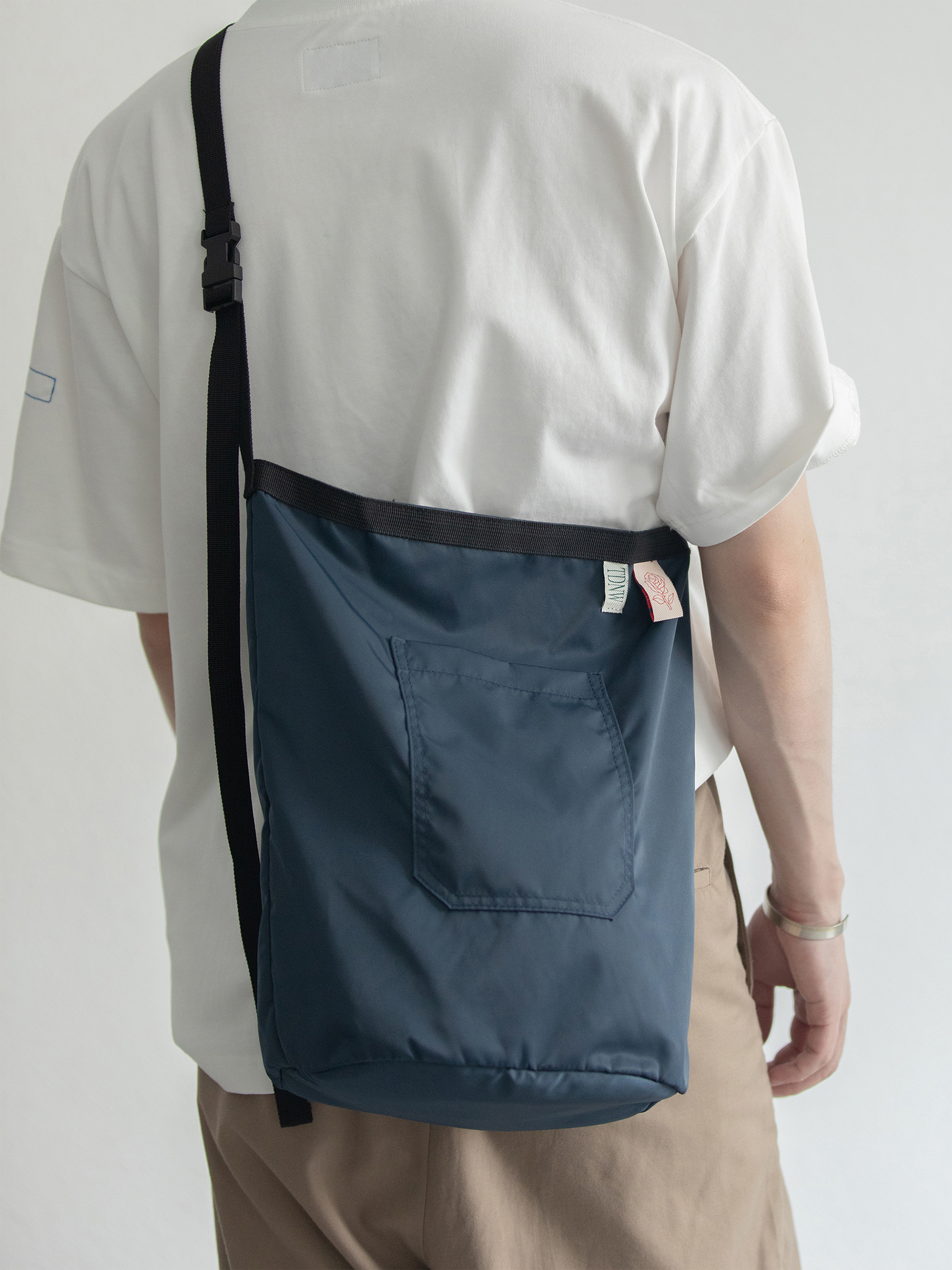 シンプル円筒形ナイロンサコッシュ