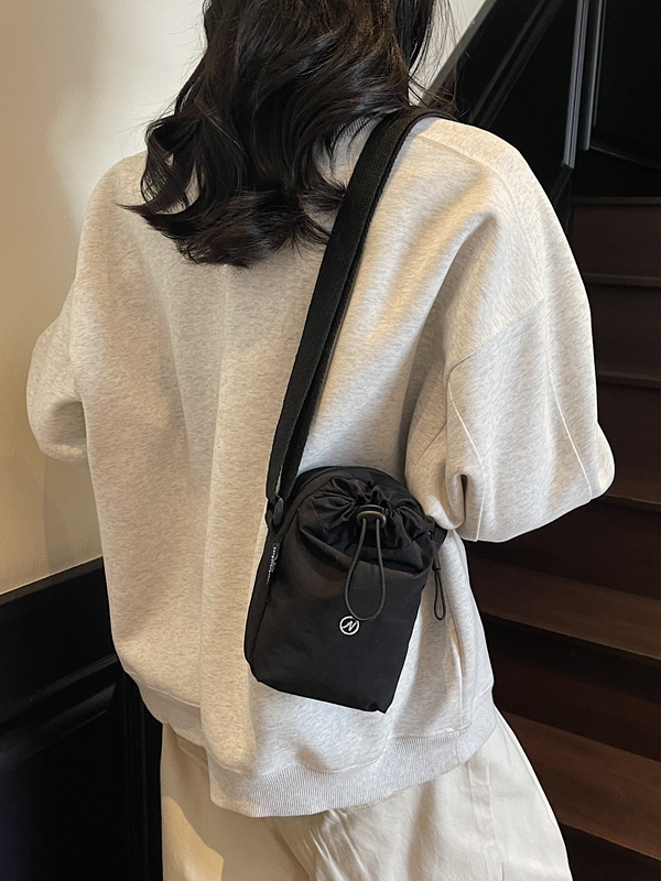 軽量巾着型ナイロンミニサコッシュ