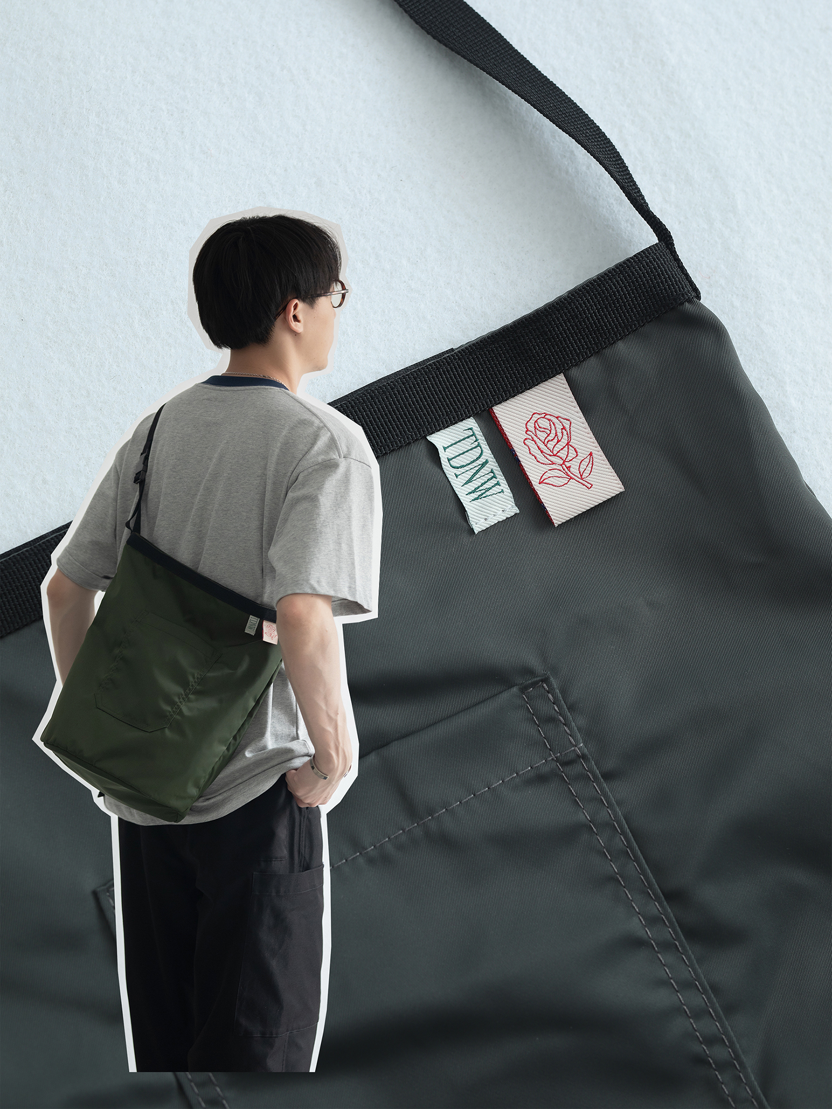 シンプル円筒形ナイロンサコッシュ