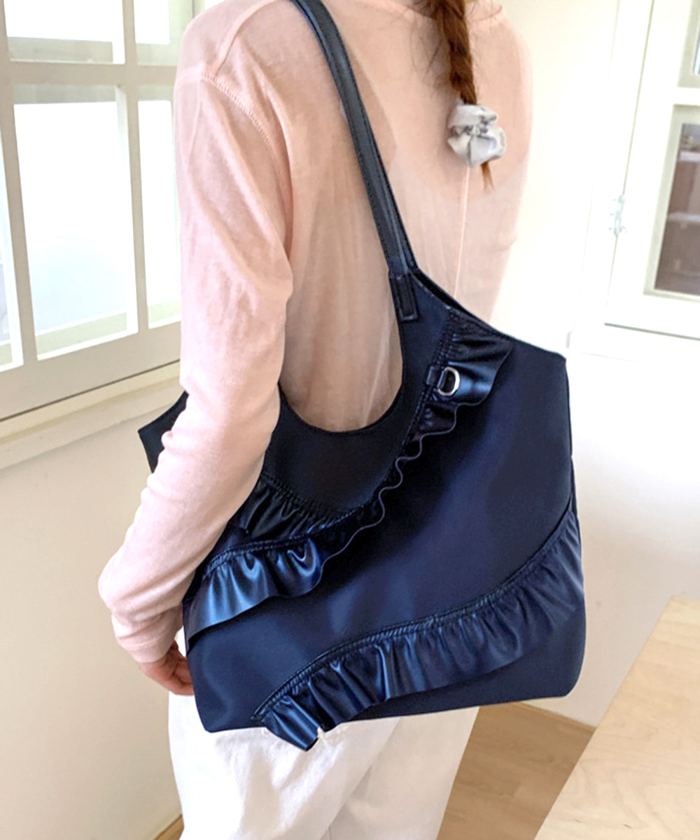 ベージュコーデ 大容量フリル合皮トートバッグ小物肩掛け