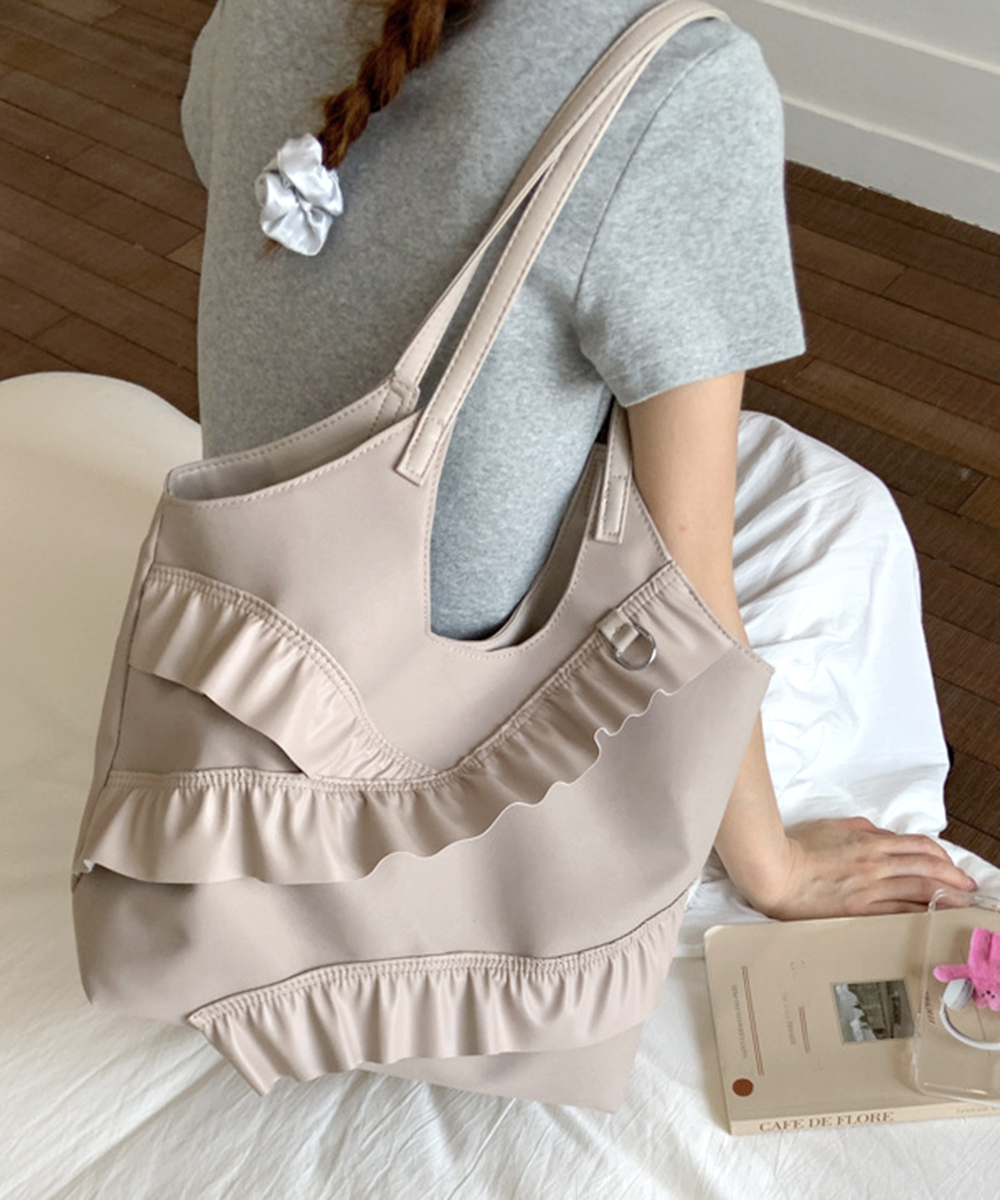 ベージュコーデ 大容量フリル合皮トートバッグ小物肩掛け