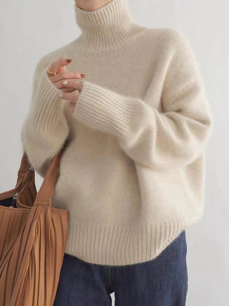 ベージュコーデ タートルネックふんわりニット
