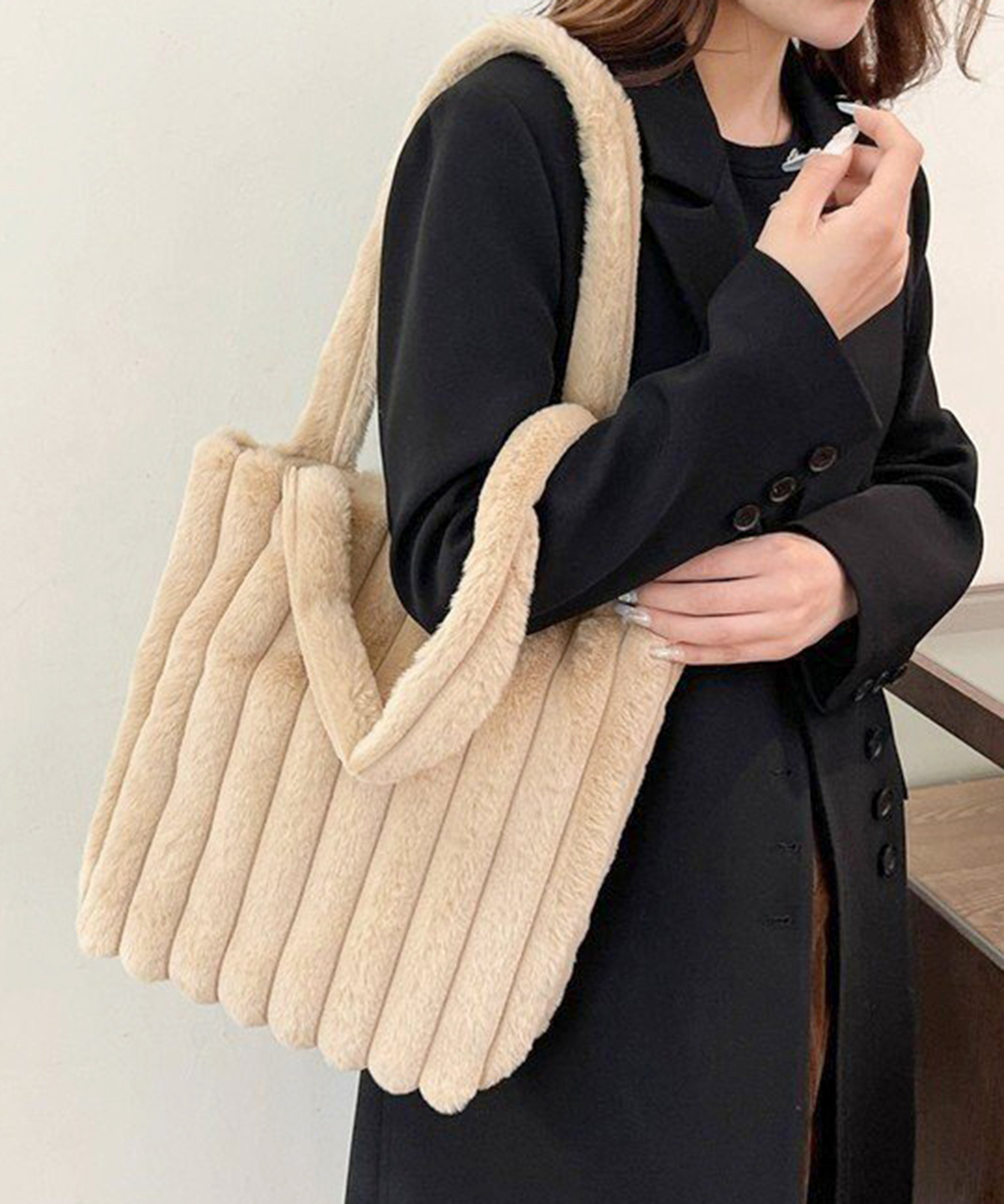 ベージュコーデ ふわふわファートートバッグ 秋冬小物 もこもこ