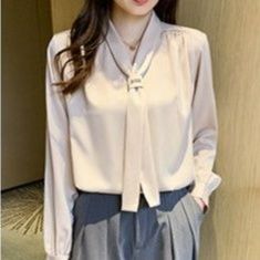 ベージュコーデ 上品リボン風ブラウス 長袖トップス オフィス向け
