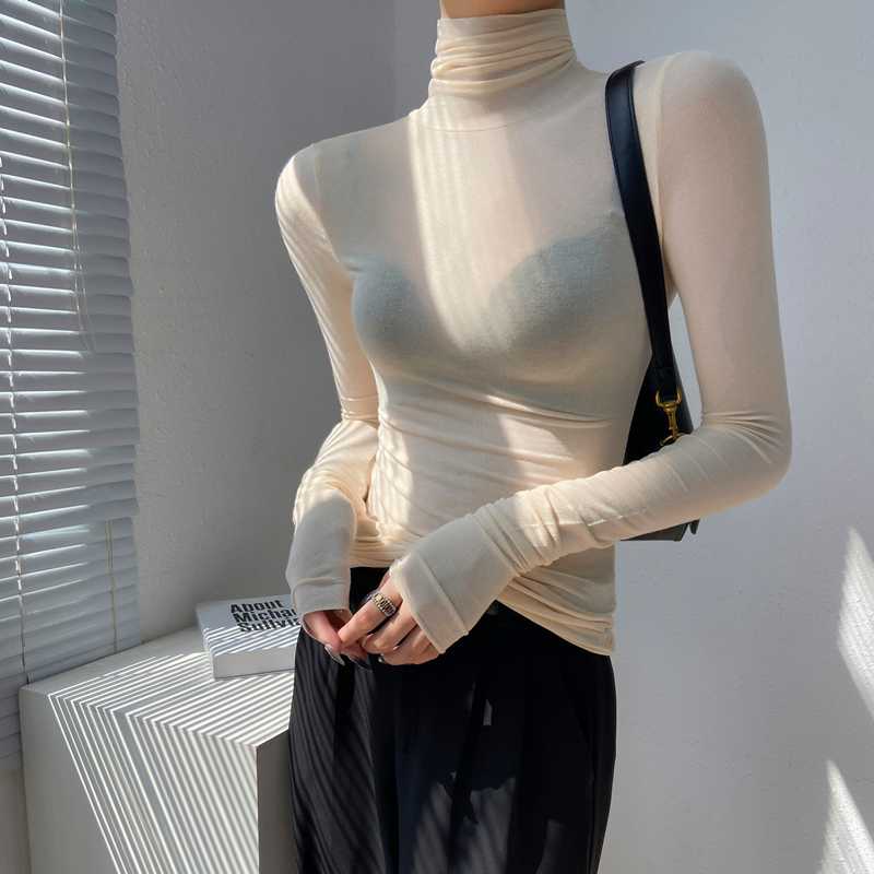 ピンクの服にぴったり合うベージュ服コーデ5選