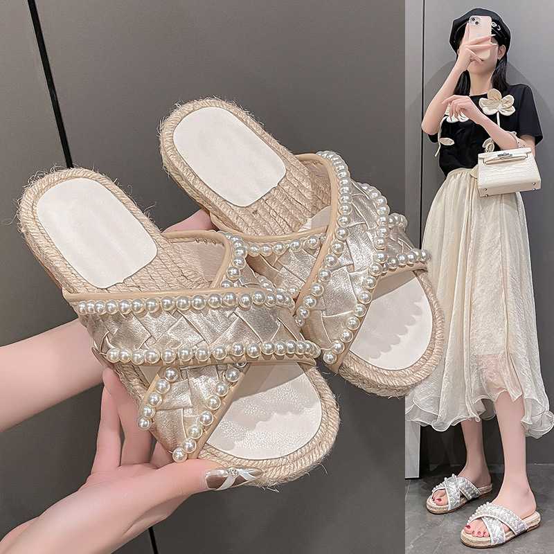 ベージュサンダルコーデで靴下を合わせても足元おしゃれ！5選